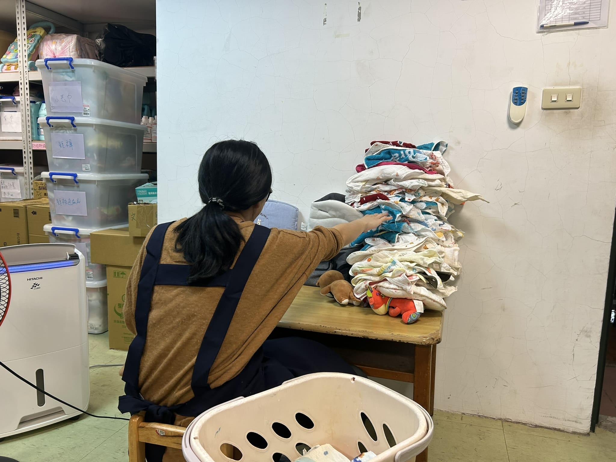 小桌子上，不只是衣服，也是對生命的祝褔