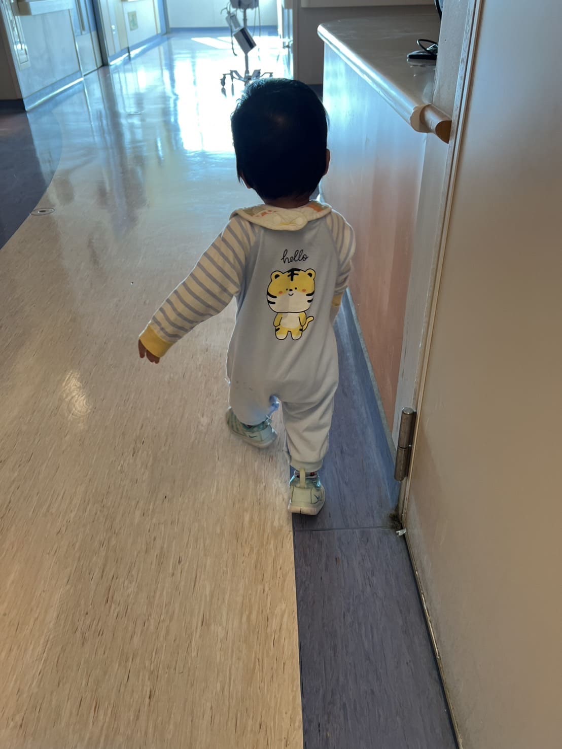 打針時，要穿舒適的衣服讓寶寶降低恐懼