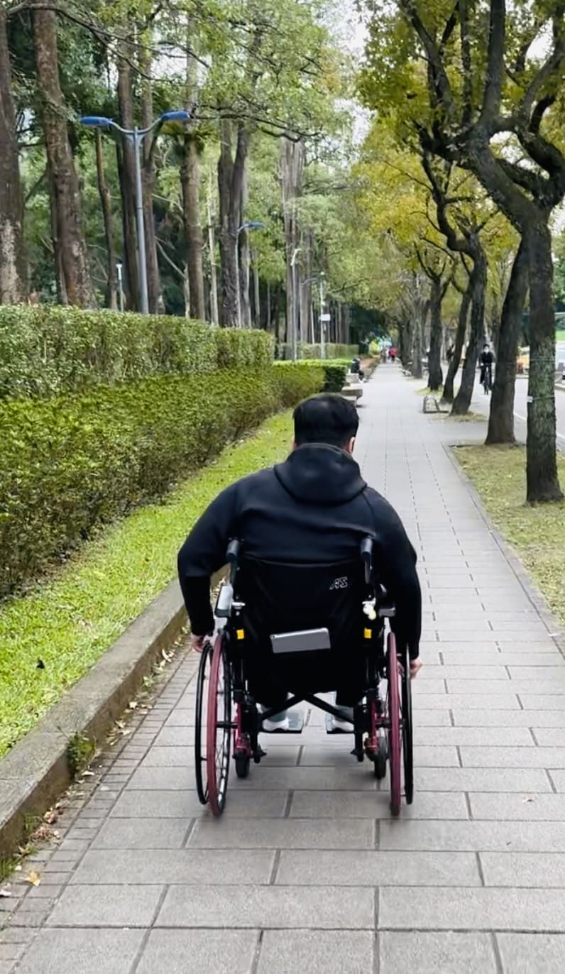 在公園用力滑動自己的未來