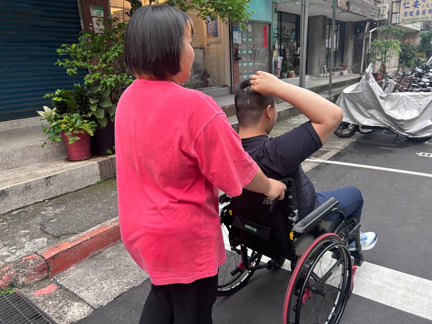 推著輪椅陪孩子出門散步