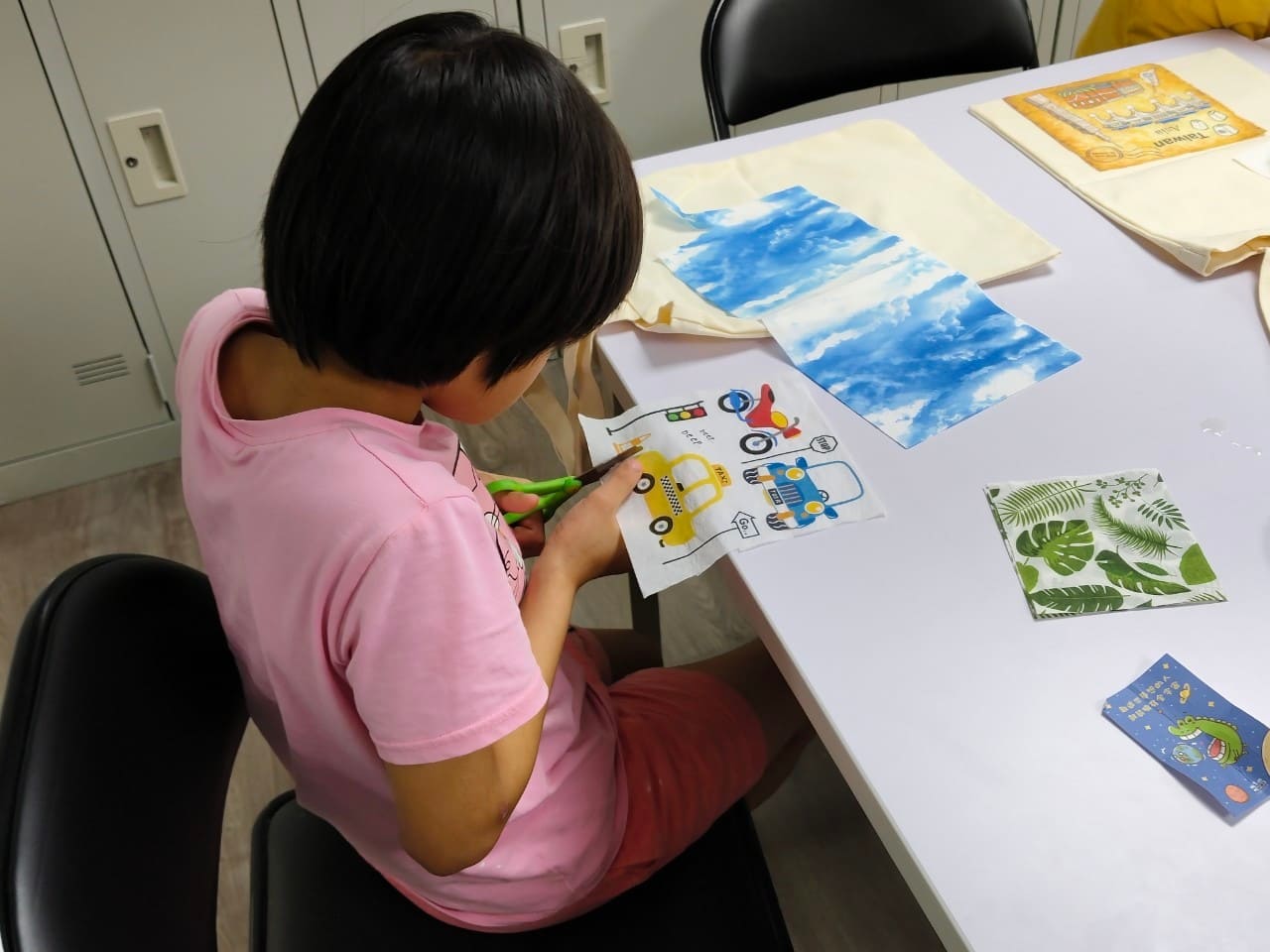 兒少在會議室做美勞