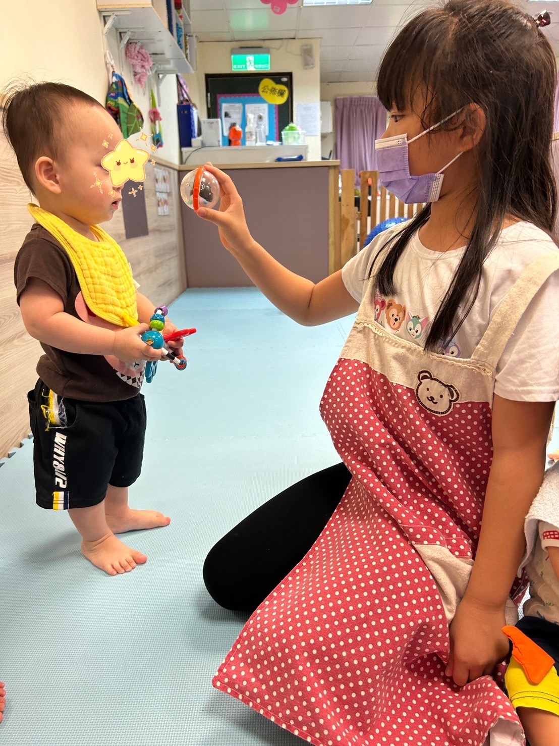 在遊戲區跟志工姐姐玩