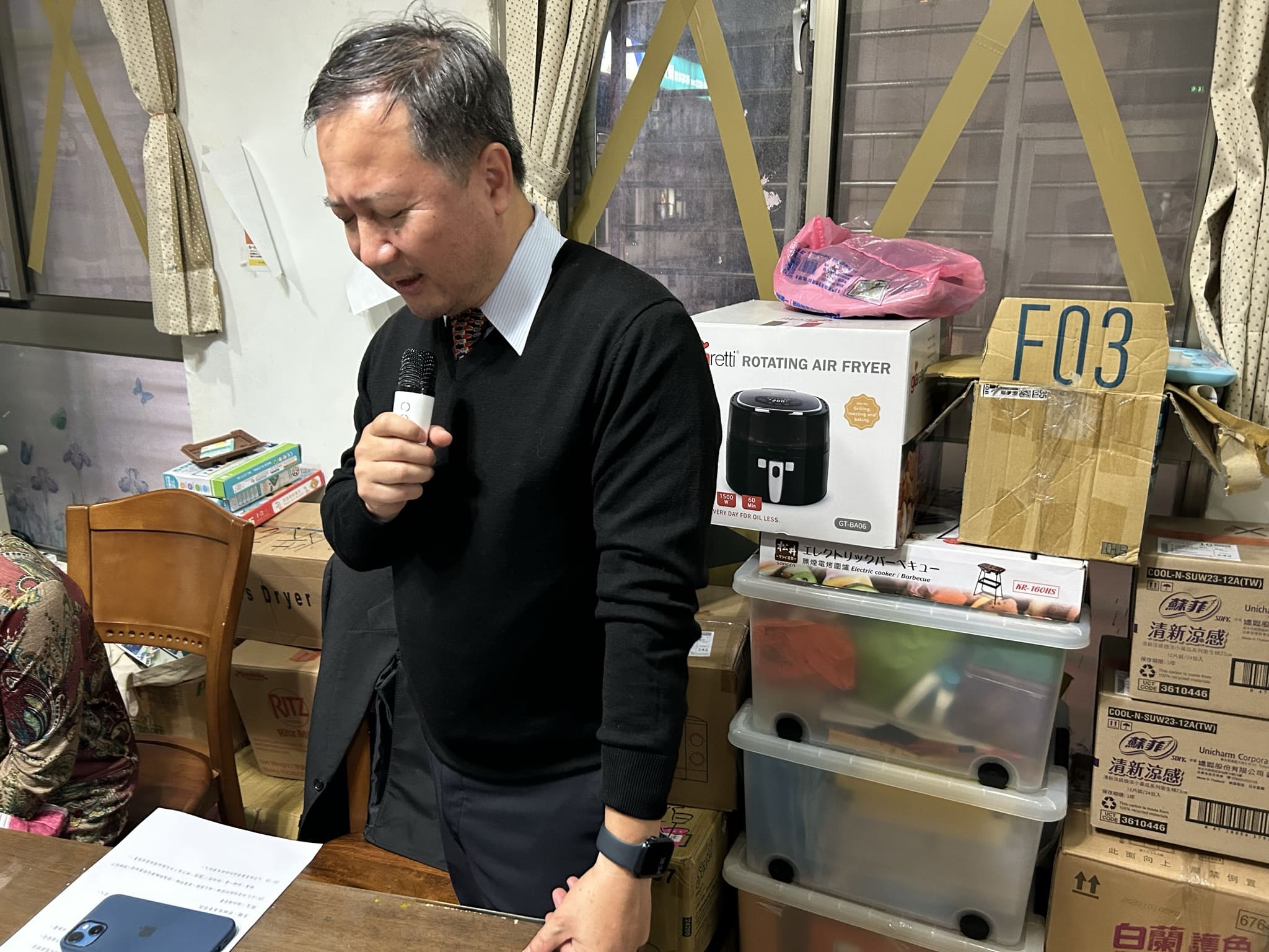 牧師為舊家做熄燈禮拜