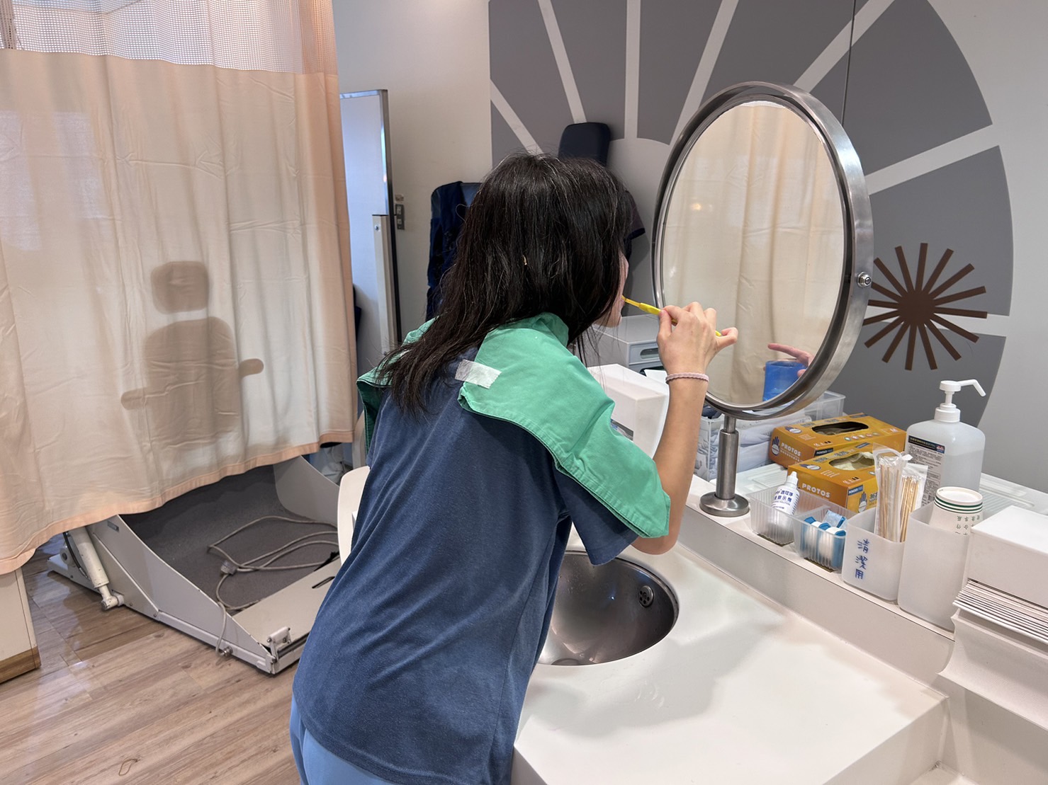 在診間學習刷牙