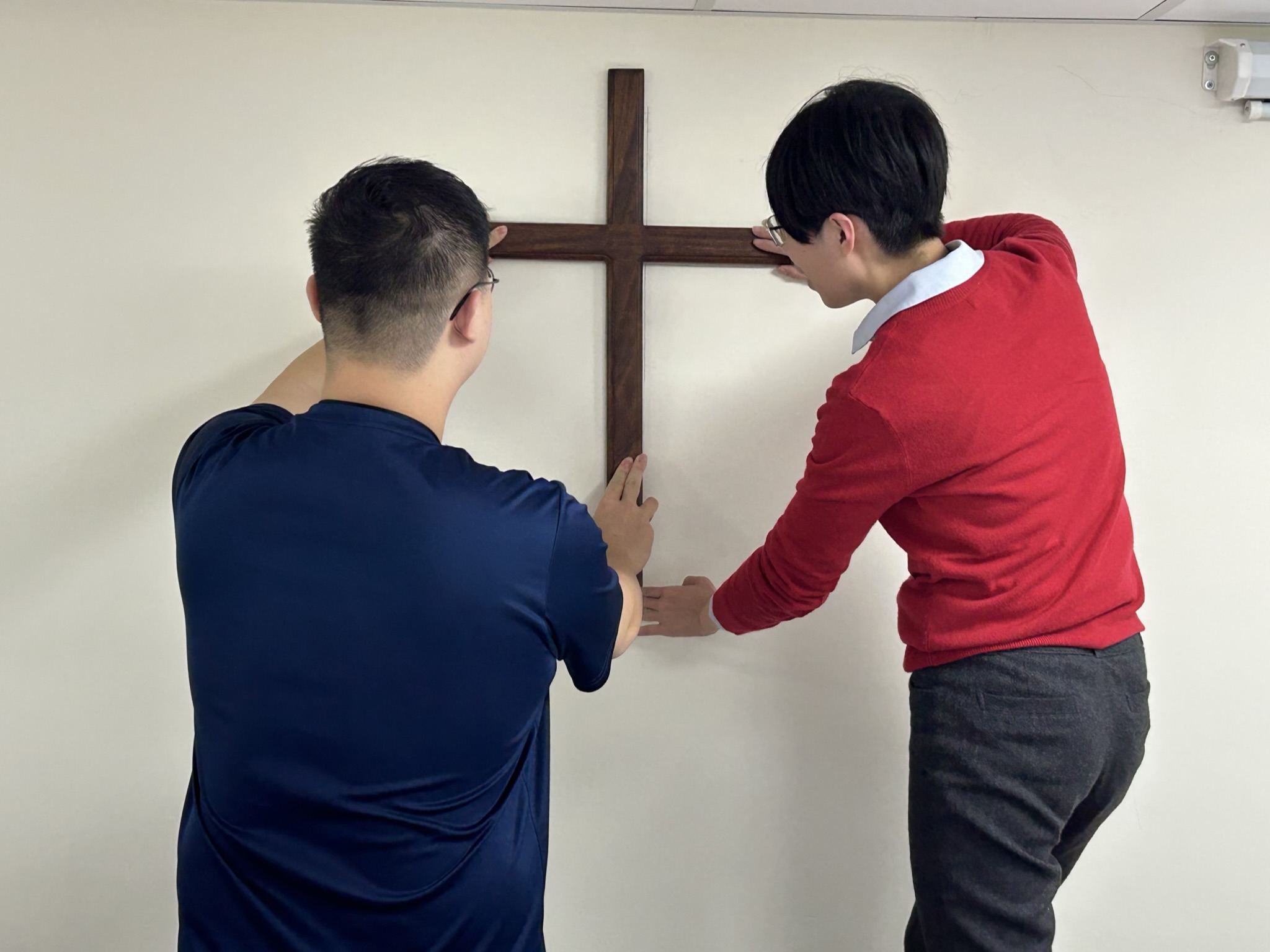 同仁掛上十字架